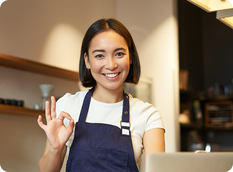 Camarera saludando en restaurante, representando atención automatizada y gestión inteligente con Risto Suite.